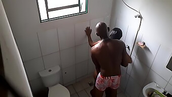 A Câmera Escondida Captura O Desempenho Incrível De Um Homem Negro Com Mais Do Que Apenas Uma Cena.