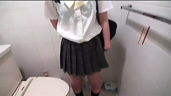 Ai Sakura'S Japanske Teen Blowjob Færdigheder