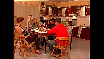 Cazzo Grosso E Culo Grosso In Una Scena Di Famiglia Modello