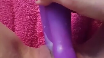 Europäische Schönheit Spielt Mit Einem Vibrator In Hd-Video