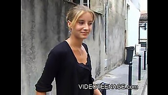 Première Fois, Une Adolescente Blonde De 18 Ans Fait Une Fellation Lors D'Une Audition De Casting