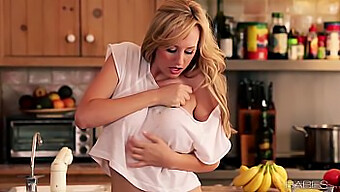 Brett Rossi Kemény Akcióban A Babes.Com-On (18+)