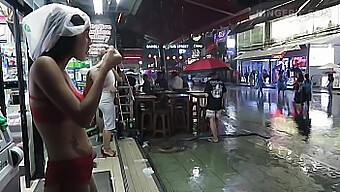 Une Caméra Cachée Capture Le Sexe Sauvage D'Une Milf Asiatique À Pattaya