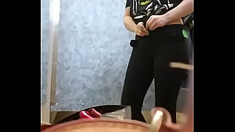 Assista A Uma Ruiva Safada Em Um Vestido Mostrando Seus Peitos E Bunda Pequenos